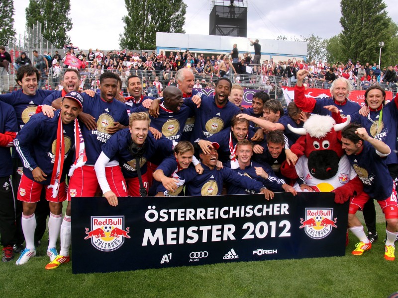 FC_Red_Bull_Salzburg_-_Champion_of_the_Austrian_Football_Bundesliga_2011-12_(01)